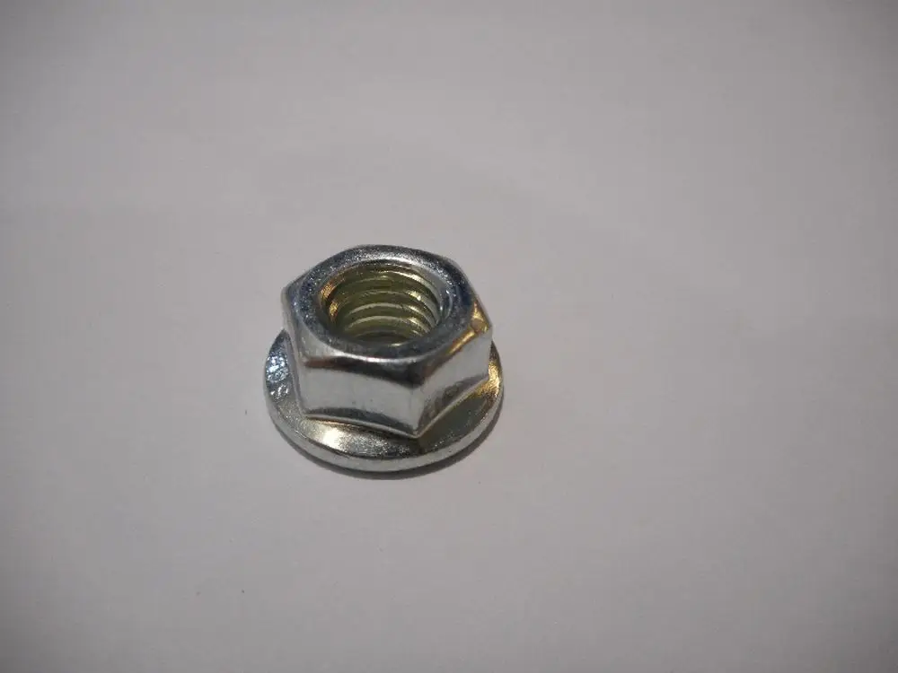 Sechskantmutter in Metalloptik, mit glatter Oberfläche und Innengewinde. Platziert auf hellem Untergrund, Hersteller ist Remeha.